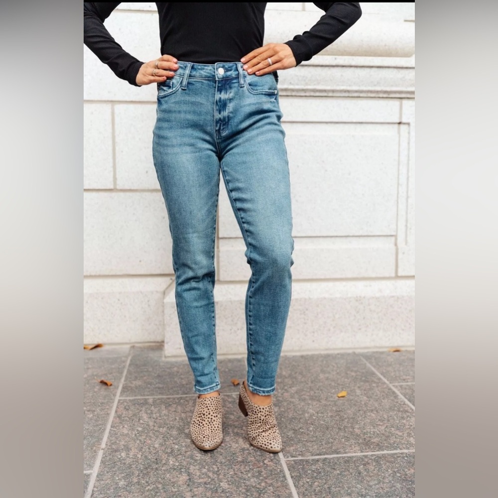 *NWOT* Judy Blue relaxed fit non distressed jeans. Size 15/32